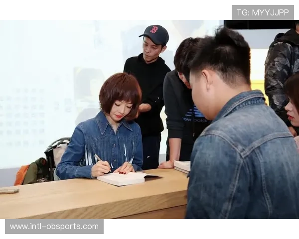 粉丝签名会排长队，电竞明星与爱好者亲切互动