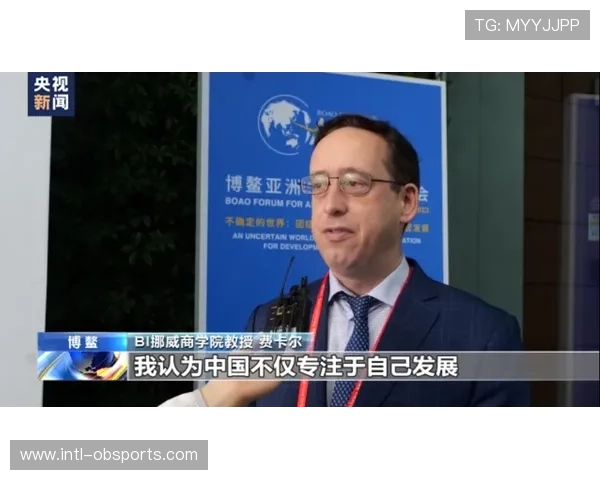 发布会现场：足协发言人宣读处罚决定时严肃表情